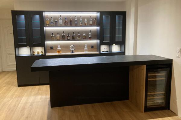 Coin bar noire et bois, une cuisine réalisée par SoCoo'c Bastia