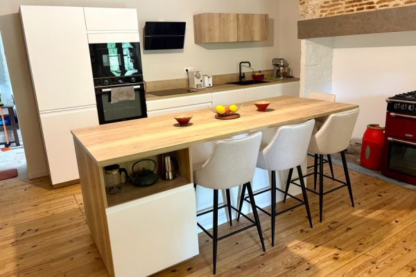 La cuisine blanche et bois de Mme &amp; Mr B., une cuisine réalisée par SoCoo'c Cahors