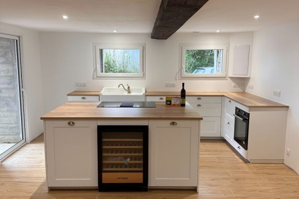 Une jolie cuisine chaleureuse , une cuisine réalisée par SoCoo'c La Roche sur Yon