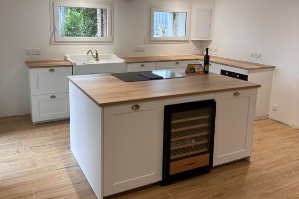 Une jolie cuisine chaleureuse , une cuisine réalisée par SoCoo'c La Roche sur Yon