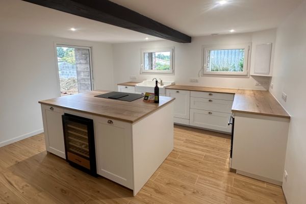 Une jolie cuisine chaleureuse , une cuisine réalisée par SoCoo'c La Roche sur Yon