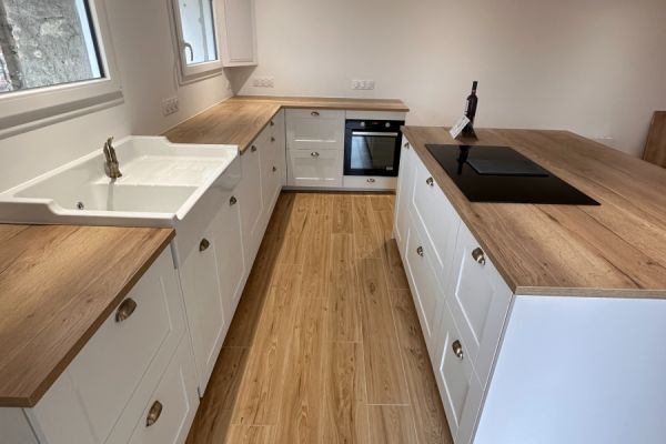 Une jolie cuisine chaleureuse , une cuisine réalisée par SoCoo'c La Roche sur Yon