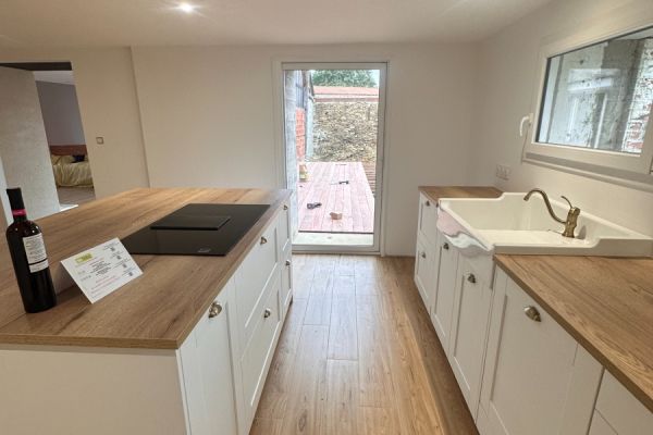 Une jolie cuisine chaleureuse , une cuisine réalisée par SoCoo'c La Roche sur Yon