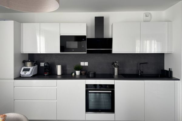 Cuisine noire et blanche , une cuisine réalisée par SoCoo'c Villefranche