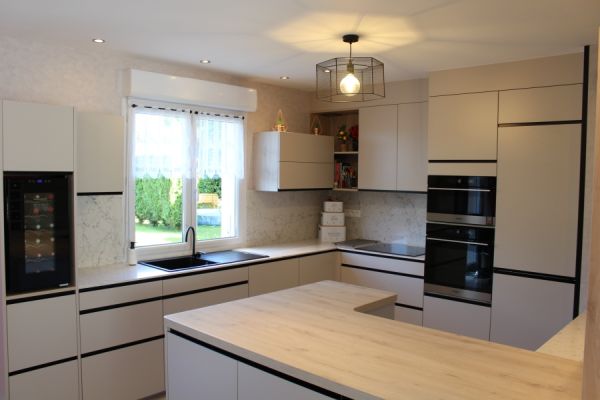 Cuisine Beige et bois clair., une cuisine réalisée par SoCoo'c Cherbourg