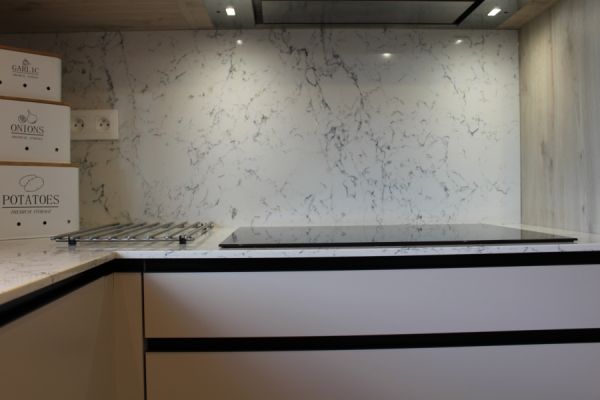 Cuisine Beige et bois clair., une cuisine réalisée par SoCoo'c Cherbourg