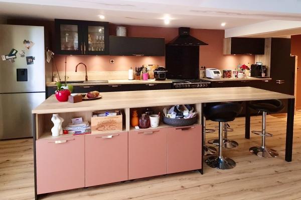 La cuisine noire et terra rosa avec îlot de Vanessa, une cuisine réalisée par SoCoo'c Vichy