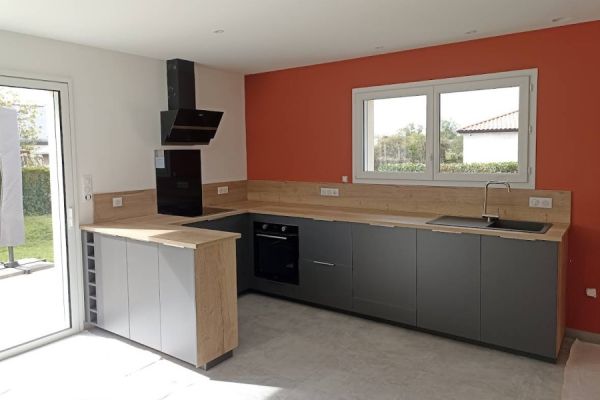 Cuisine en U gris anthracite et bois , une cuisine réalisée par SoCoo'c Ancenis