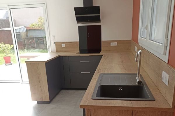 Cuisine en U gris anthracite et bois , une cuisine réalisée par SoCoo'c Ancenis