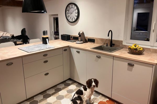 Cuisine beige et bois, une cuisine réalisée par SoCoo'c Lisieux