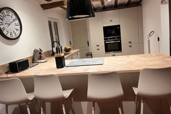 Cuisine beige et bois, une cuisine réalisée par SoCoo'c Lisieux