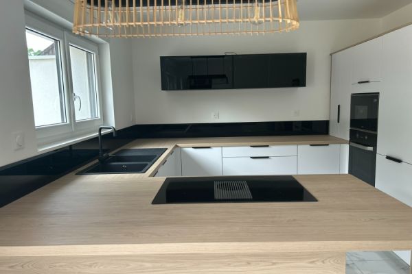 Cuisine spacieuse avec coin repas, une cuisine réalisée par SoCoo'c Noyelles Godault