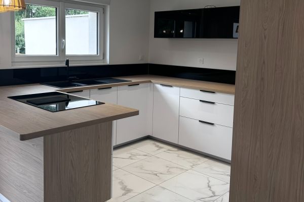 Cuisine spacieuse avec coin repas, une cuisine réalisée par SoCoo'c Noyelles Godault