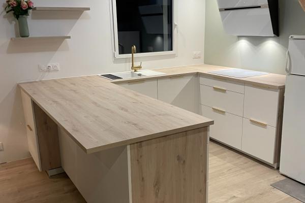 Cuisine blanche et bois , une cuisine réalisée par SoCoo'c Nantes Orvault