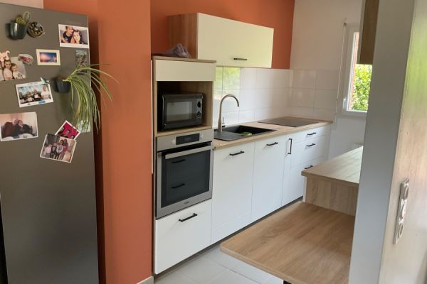 Cuisine blanche et bois chez Angélique, une cuisine réalisée par SoCoo'c Amberieu