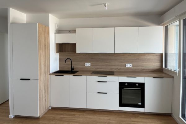 Cuisine linéaire blanc et bois , une cuisine réalisée par SoCoo'c Creil