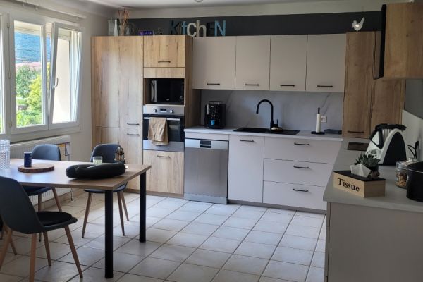 Très jolie cuisine avec des touches de bois, une cuisine réalisée par SoCoo'c Grenoble Saint Egrève