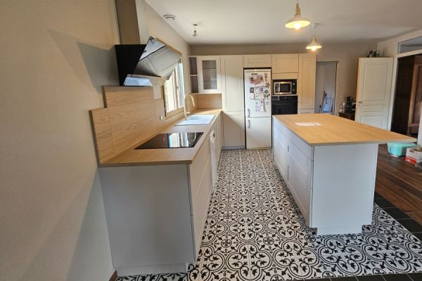 Cuisine Pila chamois, chêne doré, une cuisine réalisée par SoCoo'c Le Pont-de-Beauvoisin