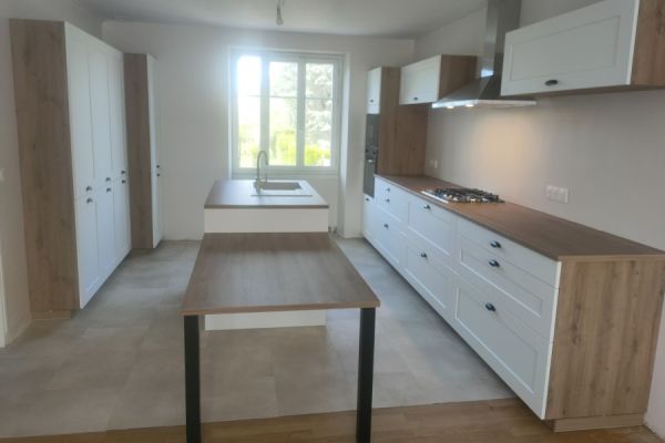 Cuisine blanche et bois de Laetitia, une cuisine réalisée par SoCoo'c Châteauroux