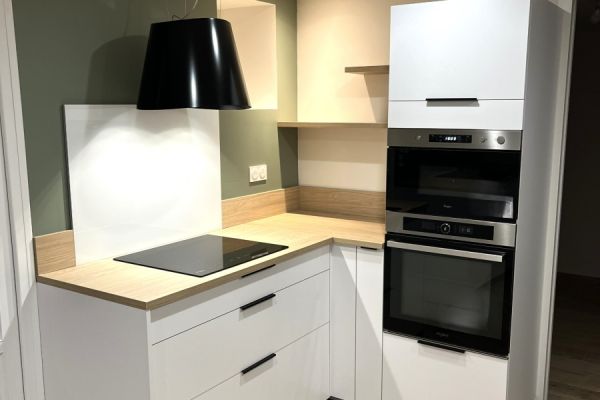 Cuisine blanche et bois, une cuisine réalisée par SoCoo'c Dinan Quevert