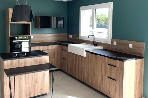 Cuisine noire et bois, une cuisine réalisée par SoCoo'c Dinan Quevert
