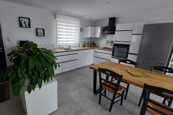 Cuisine blanche et bois de Christine et Jean-Pierre, une cuisine réalisée par SoCoo'c Châteauroux