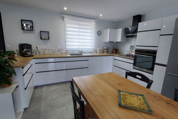 Cuisine blanche et bois de Christine et Jean-Pierre, une cuisine réalisée par SoCoo'c Châteauroux
