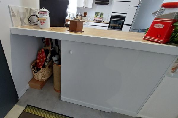 Cuisine blanche et bois de Christine et Jean-Pierre, une cuisine réalisée par SoCoo'c Châteauroux