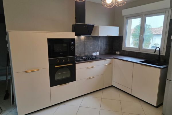 CUISINE EN L FACADE LIN , une cuisine réalisée par SoCoo'c Cholet