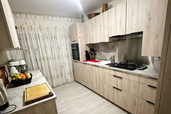 La cuisine bois et grise de Mme et Mr.M, une cuisine réalisée par SoCoo'c Servon