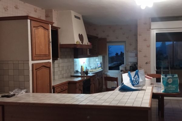 Cuisine bois et blanche avec des poignées laiton , une cuisine réalisée par SoCoo'c Villefranche