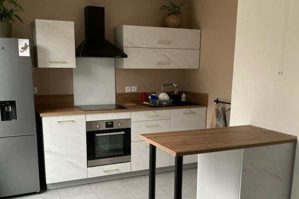 La cuisine blanche et bois de Mme S , une cuisine réalisée par SoCoo'c Soissons