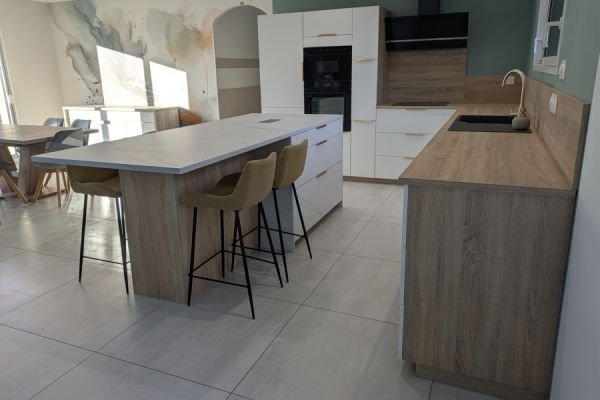 Cuisine ouverte blanche et bois, une cuisine réalisée par SoCoo'c Montlucon Domerat