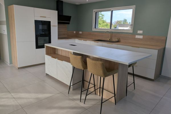 Cuisine ouverte blanche et bois, une cuisine réalisée par SoCoo'c Montlucon Domerat