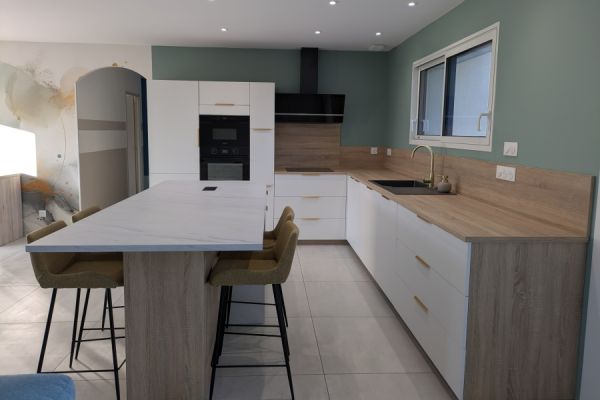 Cuisine ouverte blanche et bois, une cuisine réalisée par SoCoo'c Montlucon Domerat