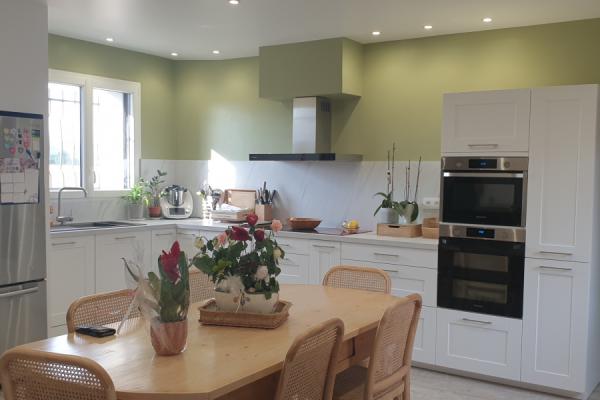 LA CUISINE CADRE BLANC DE MME ET M R., une cuisine réalisée par SoCoo'c Valence