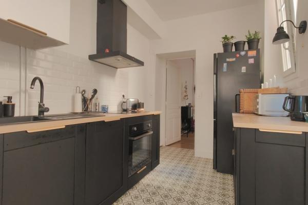 La cuisine noire et bois de Béatrice , une cuisine réalisée par SoCoo'c Vichy