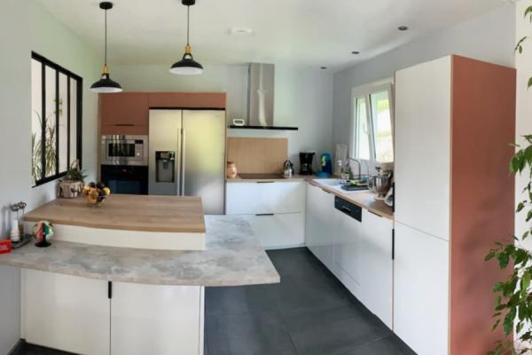 La modernité s&#039;installe dans votre cuisine , une cuisine réalisée par SoCoo'c Aurillac