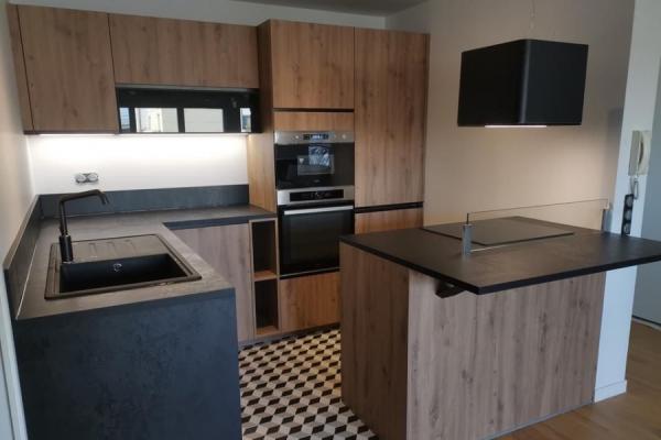La cuisine Noire et bois de Kevin , une cuisine réalisée par SoCoo'c Villiers sur Marne