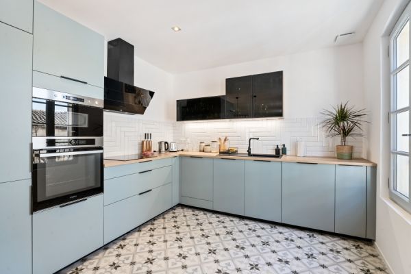 VERT PASTEL ET CHENE VINTAGE, une cuisine réalisée par SoCoo'c Avignon Vedene