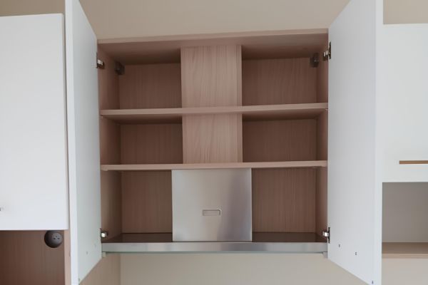 PETITE CUISINE RANGEMENTS ET HOTTE DANS MEUBLE HAUT , une cuisine réalisée par SoCoo'c Selestat