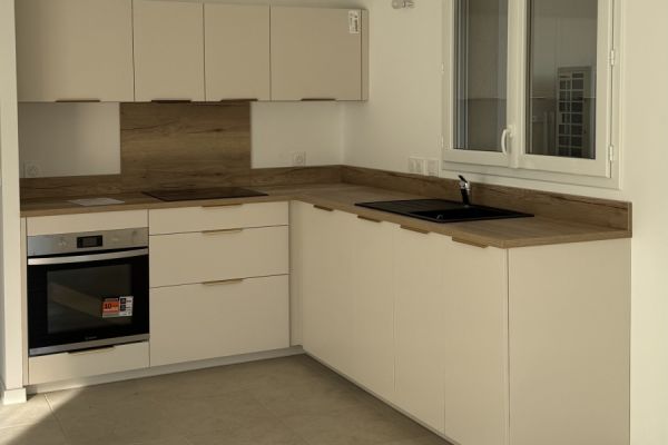 La cuisine beige et bois de Mr Z, une cuisine réalisée par SoCoo'c Vitrolles