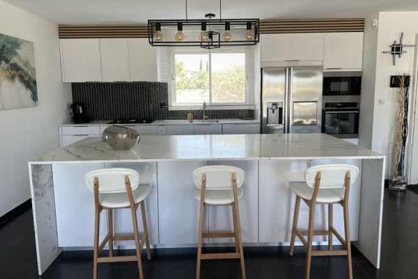 La cuisine blanc brillant de Patrick, une cuisine réalisée par SoCoo'c Vitrolles