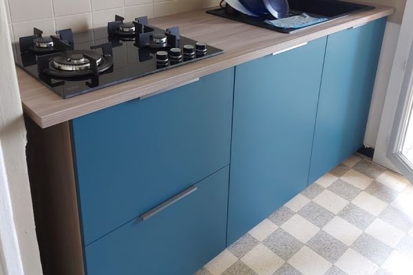 La cuisine bleu paon de Brigitte, une cuisine réalisée par SoCoo'c Vitrolles