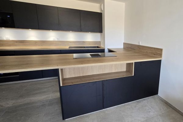 La cuisine noire et bois de Marine !, une cuisine réalisée par SoCoo'c Vitrolles