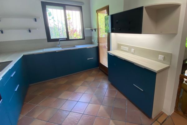 La cuisine bleu paon et travertin de Georges !, une cuisine réalisée par SoCoo'c Vitrolles