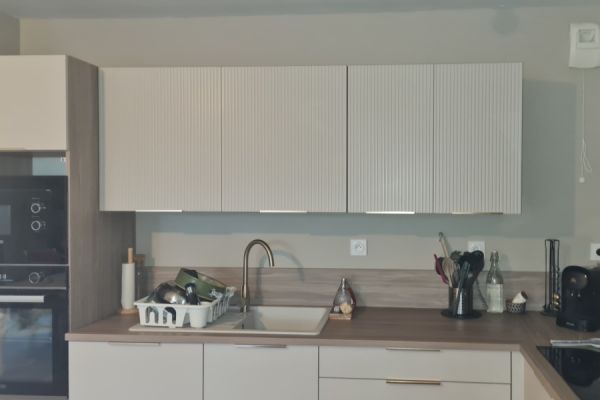 La cuisine chamois et bois cendré de Lorenzo !, une cuisine réalisée par SoCoo'c Vitrolles