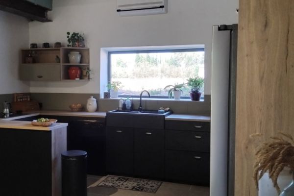 La cuisine noire et bois de Jessicka , une cuisine réalisée par SoCoo'c Vitrolles