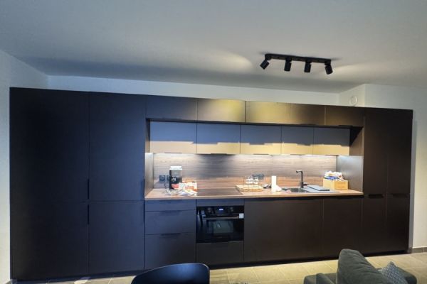 La cuisine moka et noyer de Julien !, une cuisine réalisée par SoCoo'c Vitrolles