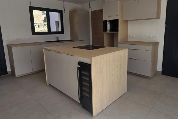 La cuisine chamois et chêne doré de Frédéric et Marion, une cuisine réalisée par SoCoo'c Vitrolles